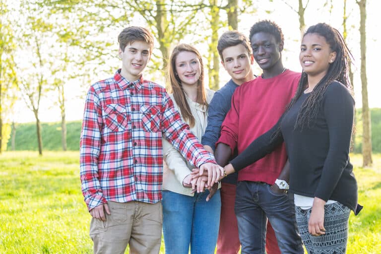 Building Bridges for Youth: Cooperation Between Street-Based Youth Workers and Public Institutions