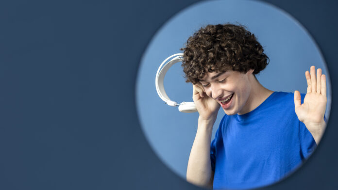 ritratto-di-uomo-che-ascolta-musica